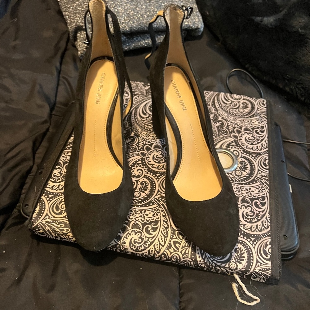 Black chunk heel shoea